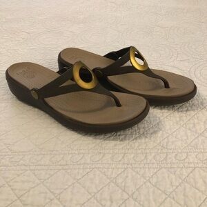 Crocs Sanrah Circle wedge thong sandals. Size 9.